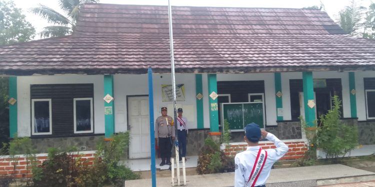 Pimpin Upacara Bendera Di SMP Negeri 3 Pasawahan Kapolsek Pasawahan AKP Gugun Gunadi SH MM Tekankan Cinta Tanah Air Dan Jauhi Sikap Yang Merugikan Diri Sendiri Juga Sekolah