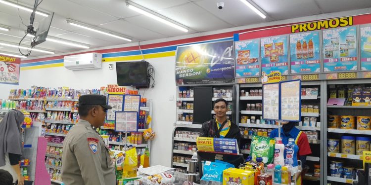 Patroli Sambang Dan Dialogis Polsek Pasawahan Ciptakan Keamanan Dan Kenyamanan Di Pertokoan Indomaret