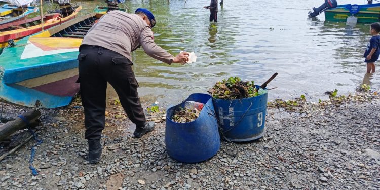 Bersih-bersih Di Dermaga Servis, Wujud Sat Polairud Polres Purwakarta Cinta Lingkungan.