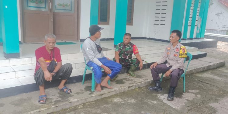 TNI-Polri Cibatu Jalin Silaturahmi dan Sampai Pesan Kamtibmas kepada Warga