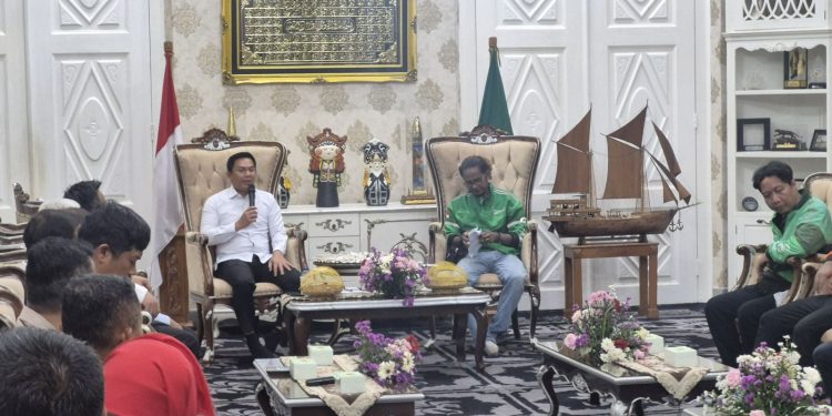 Secara Humanis, Polres Purwakarta Lakukan Pengamanan Aksi Ojol Di Kantor Pemkab.