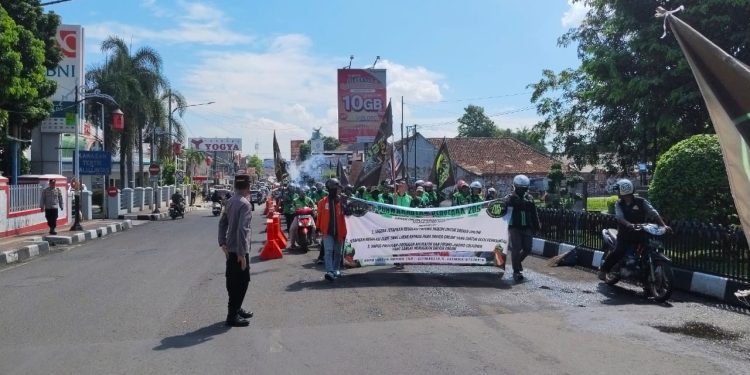 Polsek Cibatu Laksanakan Pengamanan Aksi Unjuk Rasa Driver Online di Area Yogya Dep Store Purwakarta