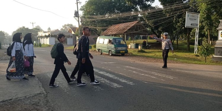 Polsek Cibatu Laksanakan Pengamanan Aksi Unjuk Rasa Driver Online di Area Yogya Dep Store Purwakarta