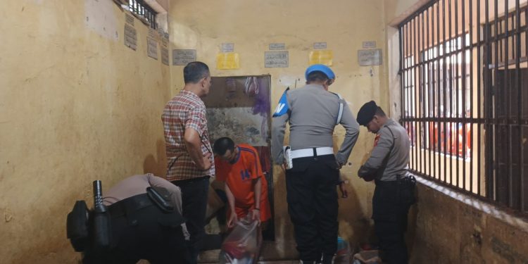 Cegah Barang Berbahaya, Polres Purwakarta Geledah Ruang Tahanan