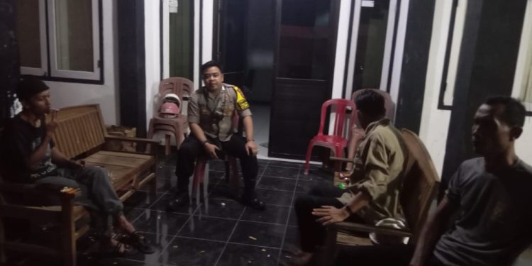 Bhabinkamtibmas Desa Cikaobandung Sambang Warga, Jalin Kedekatan dan Dengar Aspirasi Masyarakat