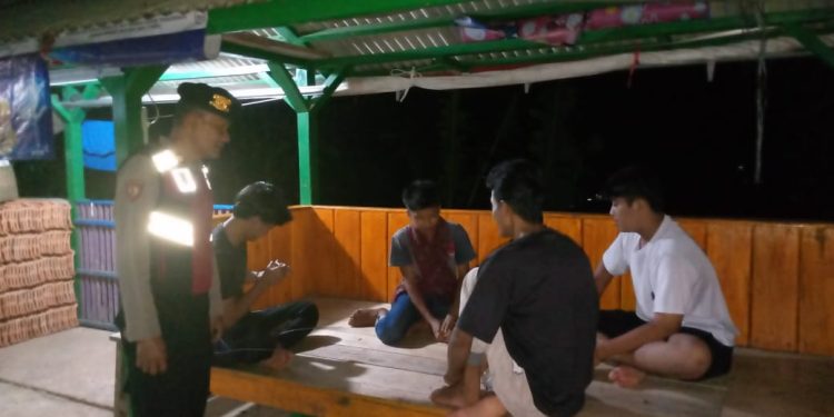 Kontrol Rutin Pos Ronda, Ka SPK Polsek Sukatani Sampaikan himbauan Kamtibmas Kepada Petugas Ronda.