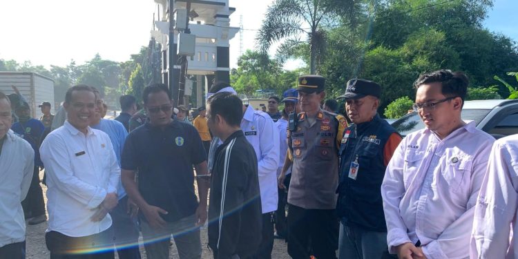 Kapolsek Cibatu Turut Serta Dalam Kegiatan “Ngosrek” Bersama Bupati Purwakarta di Tugu Perbatasan Purwakarta-Subang