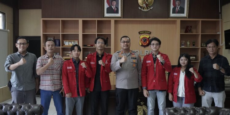 Bahas Kegiatan Pelatihan, Ketua GMNI Purwakarta dan Mahasiswa STT Wastukancana ke Polres Purwakarta Silaturahmi