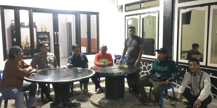 Bhabinkamtibmas Polsek Pasawahan Aiptu Hari Adrianto Kontrol Piket Malam Desa Salamjaya