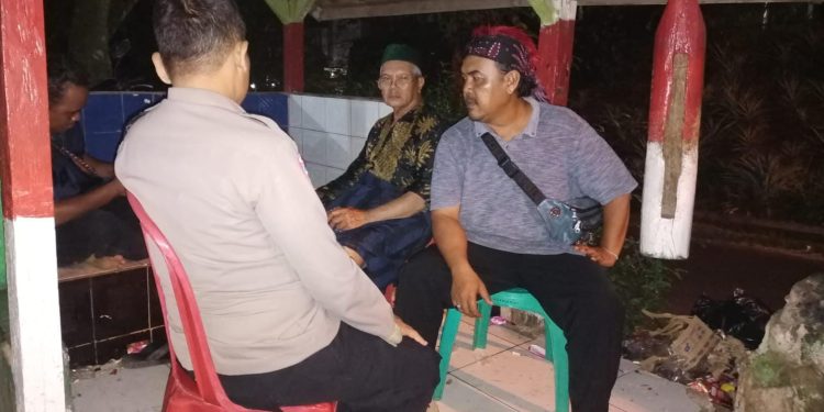 Lewat Ronda Malam, Bhabinkamtibmas Polsek Bungursari Polres Purwakarta Perkuat Keamanan Lingkungan Bersama Warga