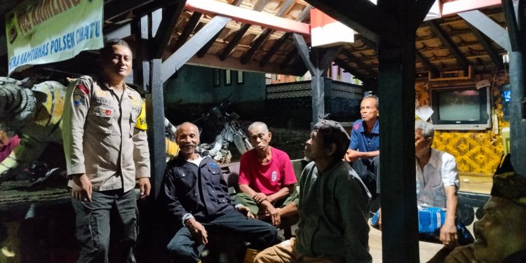 Bhabinkamtibmas Polsek Cibatu Kunjungi Pos Satkamling, Tingkatkan Kewaspadaan Lingkungan