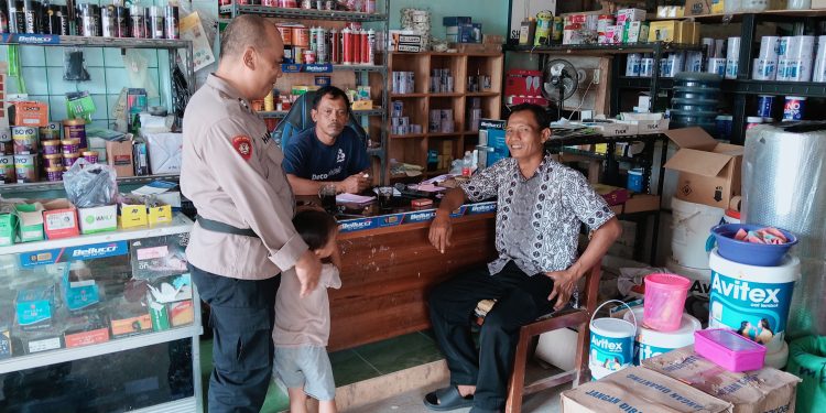 Bhabinkamtibmas Desa Sawah Kulon Polsek Pasawahan Sambangi Ketua RW 005 Untuk Jalin Silaturahmi Dan Himbauan Kamtibmas