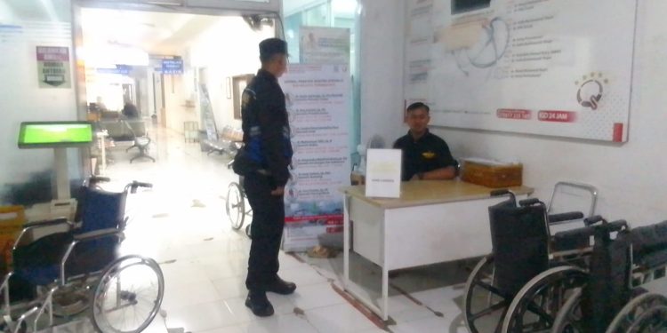 Sambangi Satpam RS HOLISTIK Kanit Binmas Polsek Pasawahan Lakukan Monitoring Dan Koordinasi Seputar Situasi Kamtibmas