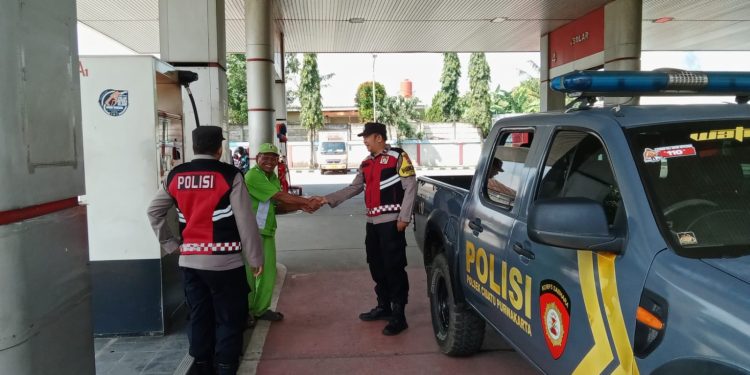 Aktif di Lapangan, Polsek Cibatu Laksanakan Patroli Dialogis di SPBU Cibatu
