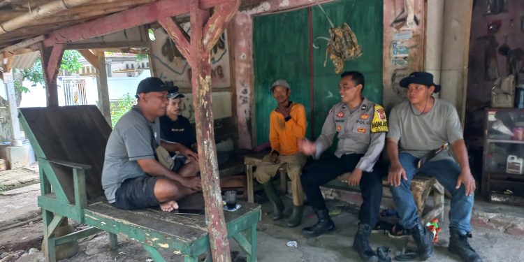 Bhabinkamtibmas Polsek Cibatu Tekankan Disiplin Jam Malam bagi Pelajar Lewat Patroli Malam