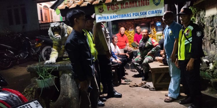 Bersama Babinsa, Bhabinkamtibmas Polsek Cibatu Edukasi Masyarakat Tekait Bahaya Judi Online