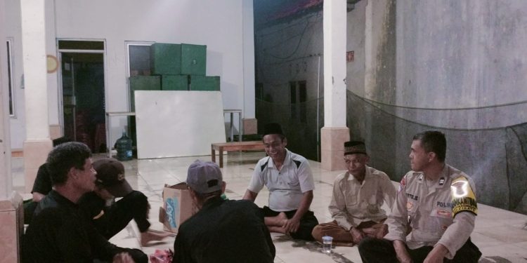 Polsek Cibatu Ajak Warga Ngobrol Santai Sambil Jaga Kamtibmas