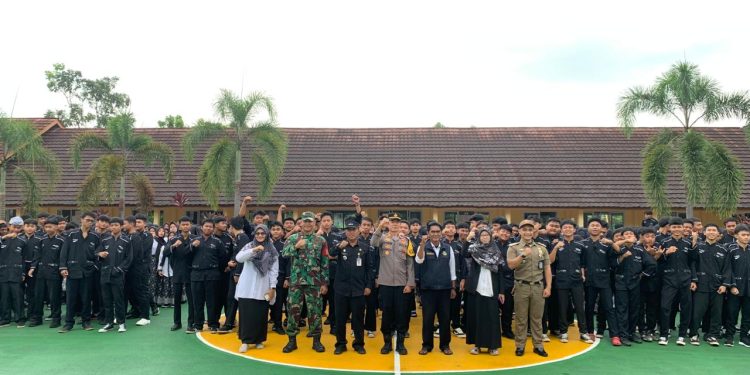 Kapolsek Cibatu Gandeng Camat dan Danramil, Kunjungi SMAN 1 Cibatu