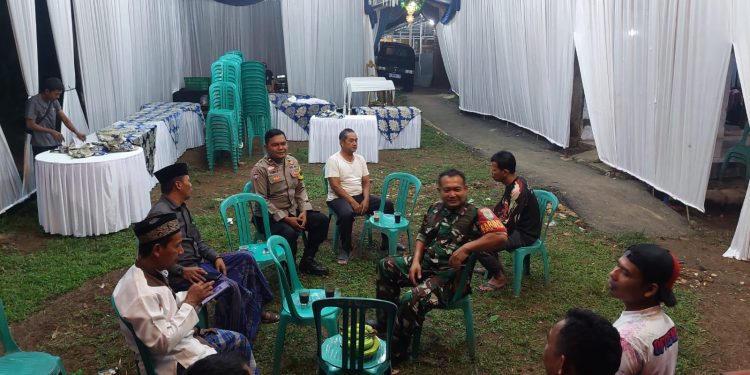 TNI-POLRI Cibatu Bersinergi Sambangi Warga, Edukasi Bahaya Judi Online