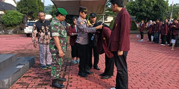 TNI-POLRI Cibatu Bersinergi Sambangi Warga, Edukasi Bahaya Judi Online