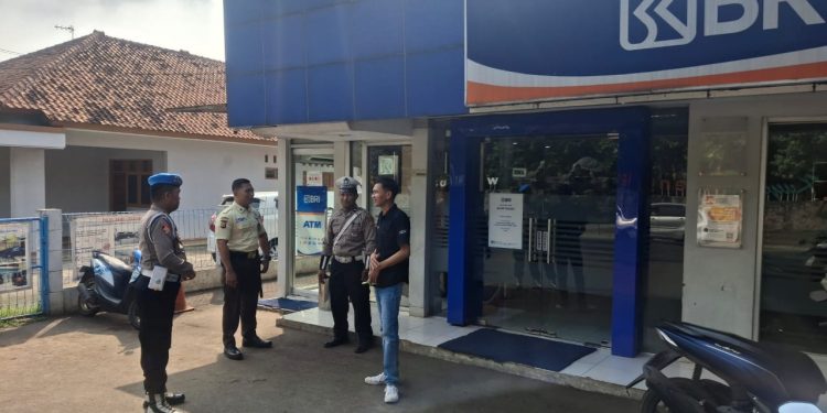 Patroli Siang, Polsek Bungursari Polres Purwakarta Sambangi Bank dan Stasiun untuk Jaga Kamtibmas
