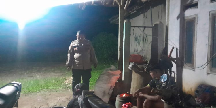 Patroli Sambang Malam hari Bhabinkamtibmas Desa Bungurjaya Ajak Warga Jaga Kamtibmas