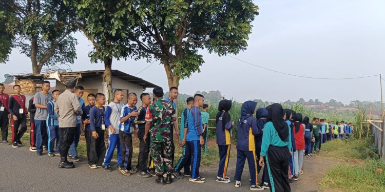 Dalam MPLS, Babinsa dan Bhabinkamtibmas Di Purwakarta Ajak Pelajar Jauhi Kenakalan Remaja