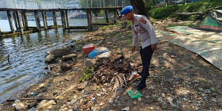 Bentuk Kepedulian Terhadap Lingkungan, Sat Polairud Polres Purwakarta Bersih-bersih Di Jalur Objek Wisata Jatiluhur