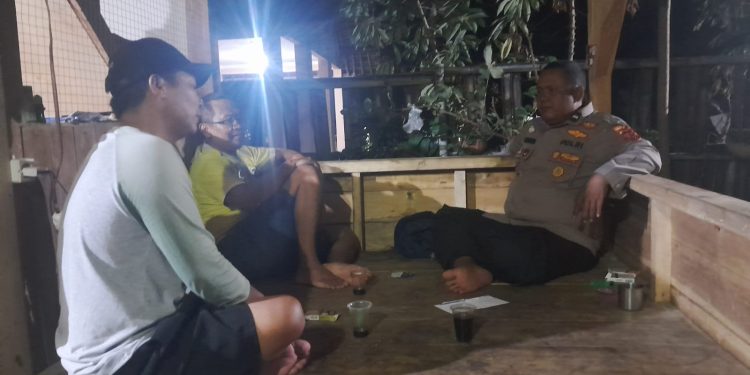 Bhabinkamtibmas Rutin Kontrol Pos Siskamling Desa Binaanya Dan Memberikan Himbauan Kamtibmas