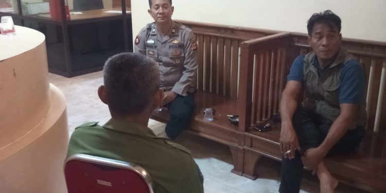 Ngobrol Bersama Kepala Desa Bhabinkamtibmas Desa Salem Sampaikan Himbauan Kamtibmas