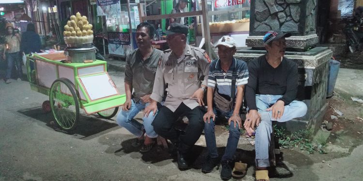 Jaga Keamanan Lingkungan Di Malam Hari Bhabinkamtibmas Desa Sawah Kulon Sambangi Warga