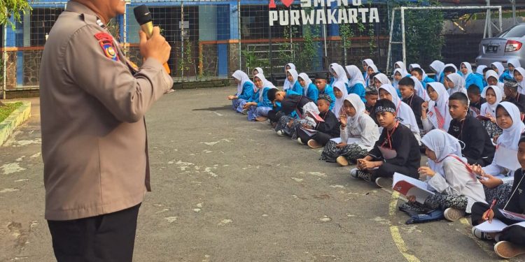 Polisi Hadir melalui Kegiatan Police Goes to School di SMPN 8 Purwakarta