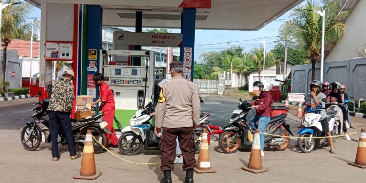 Antisipasi Kerawanan Siang Patroli Bhabinkamtibmas Desa Parakan Salam Kontrol Obyek Vital SPBU