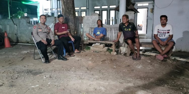 Peran serta Bhabinkamtibmas dalam menjaga lingkungan setempat Bhbabinkamtibmas Sambang warga desa binaan