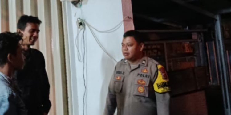 Bhabinkamtibmas Polsek Bungursari Polres Purwakarta Berikan Imbauan Kamtibmas Saat Sambang Malam ke Warga