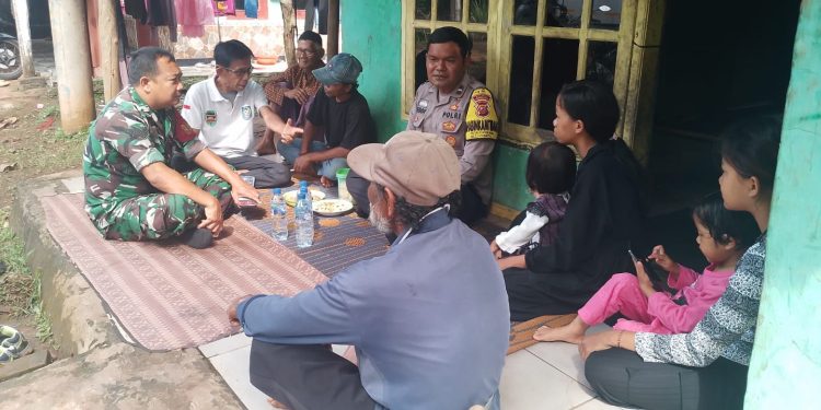 TNI-POLRI Kompak Sambangi Warga, Wujud Sinergitas di Wilayah Cibatu