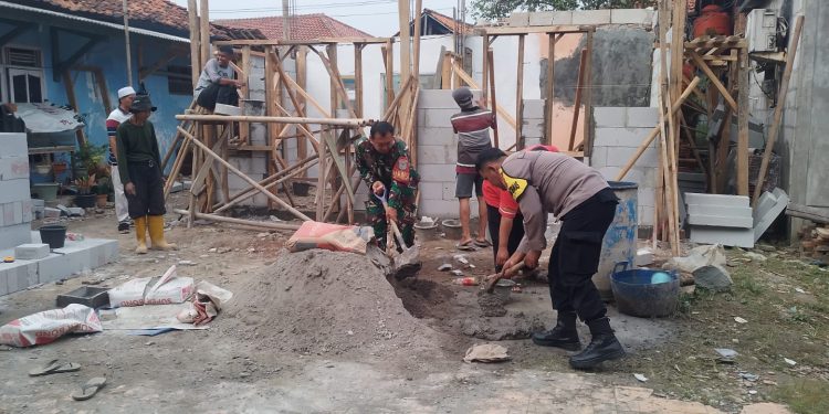 TNI-POLRI dan Warga Kompak Gotong Royong Bangun Rumah Warga