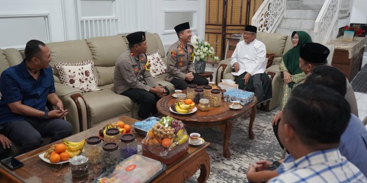 Awali Tugas, Kapolres Purwakarta Silaturahmi Ke Dr. KH Abun Bunyamin Di Pondok Pesantren Al-Muhajirin