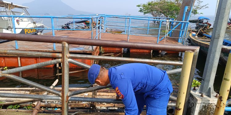 Peduli Lingkungan, Sat Polairud Polres Purwakarta Bersih-bersih Di Jalur Objek Wisata Jatiluhur 