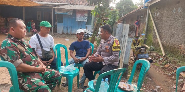 Solidaritas di Lapangan, Bhabinkamtibmas dan Babinsa Desa Cipinang Jalin Silaturahmi dengan Warga