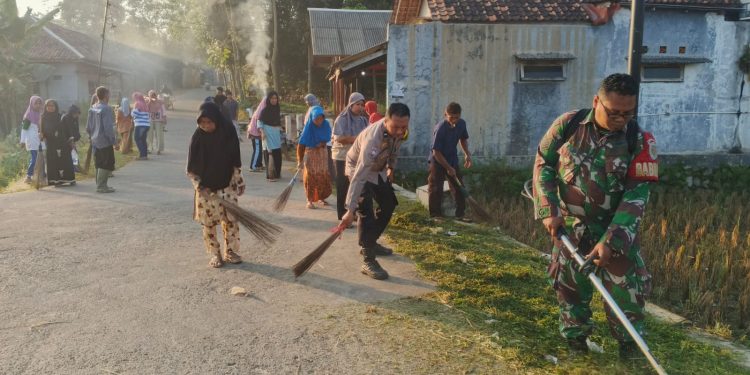 Polsek Cibatu Laksanakan Ngosrek Bareng Serentak di Seluruh Desa, Peringati Hari Jadi Kabupaten Purwakarta