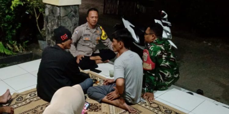 Pererat Sinergitas, Bhabinkamtibmas dan Babinsa Sambangi Warga Desa Karyamekar di Malam Hari