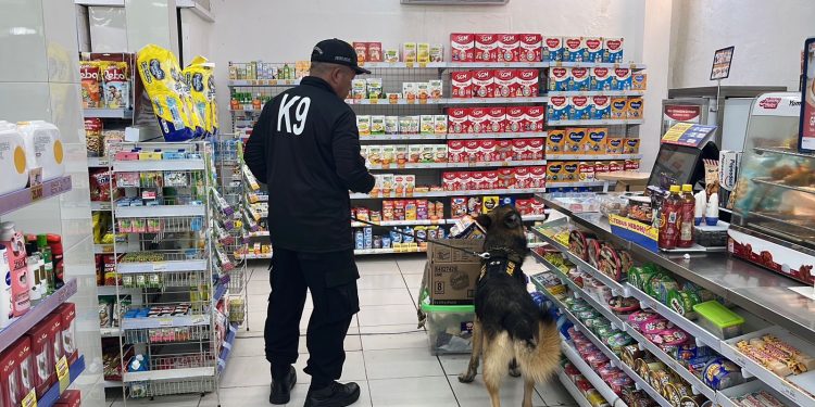 Polres Purwakarta Terjunkan Anjing Pelacak Untuk Ungkap Pelaku Di Indomaret