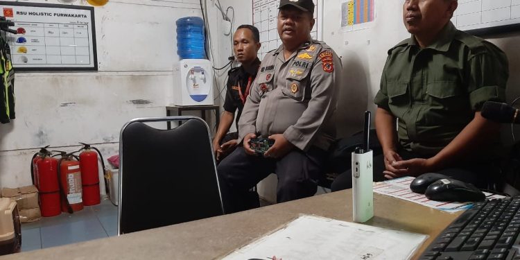 Bhabinkamtibmas Desa Galudra Sambang Pos Security Setempat Seraya Sampaikan Pesan Kamtibmas