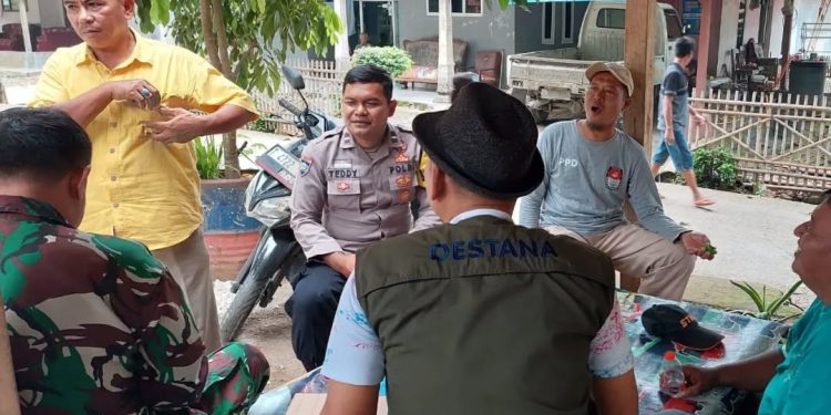 Sinergitas TNI-POLRI di Desa Cipinang Jalin Komunikasi Erat dengan Warga
