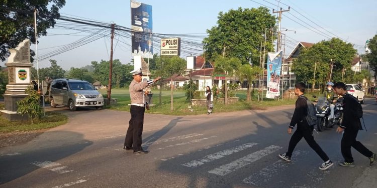 Lalu Lintas Lancar, Polsek Cibatu Rutin Laksanakan Protap Pagi