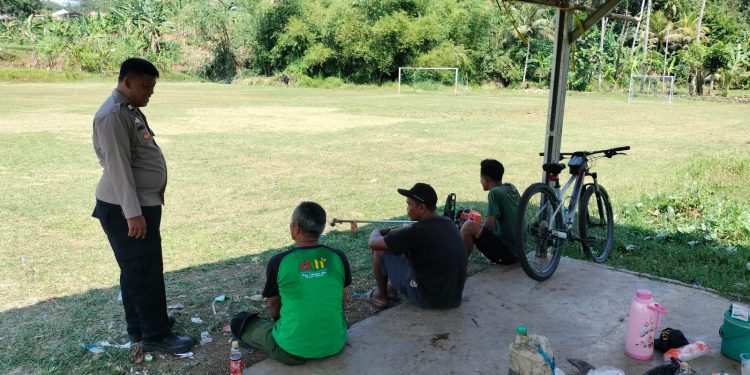 Dalam menjaga keamanan desa binaan peran serta Bhabinkamtibmas desa Cihuni kec. Pasawahan