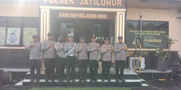 Anggota Polsek Jatiluhur Polres Purwakarta Laksanakan Sispam Mako Demi Keamanan