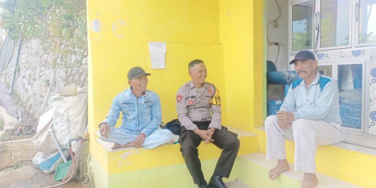 Bhabinkamtibmas Desa Mekarjaya Bripka Budi Setiawan Melaksanakan Sambang Warga di Kampung Campaka, Desa Mekarjaya, Kecamatan Kiarapedes