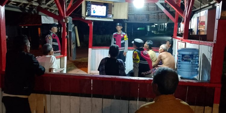 Siskamling Desa Cirangkong, Sinergitas Bhabinkamtibmas dan Warga Ciptakan Lingkungan Aman